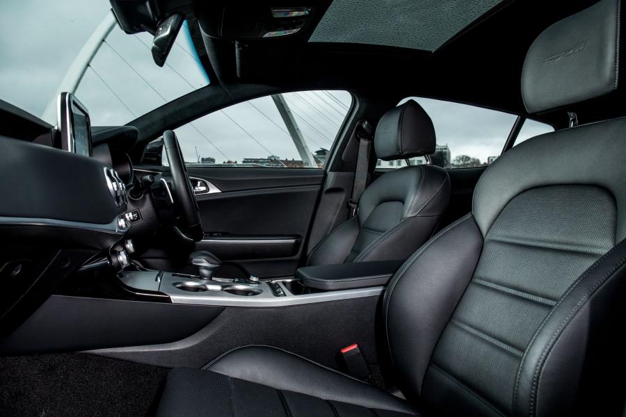 Интерьер Kia Stinger GT-Line S (CK) 2017 года  (UK) (фото 5 из 41)